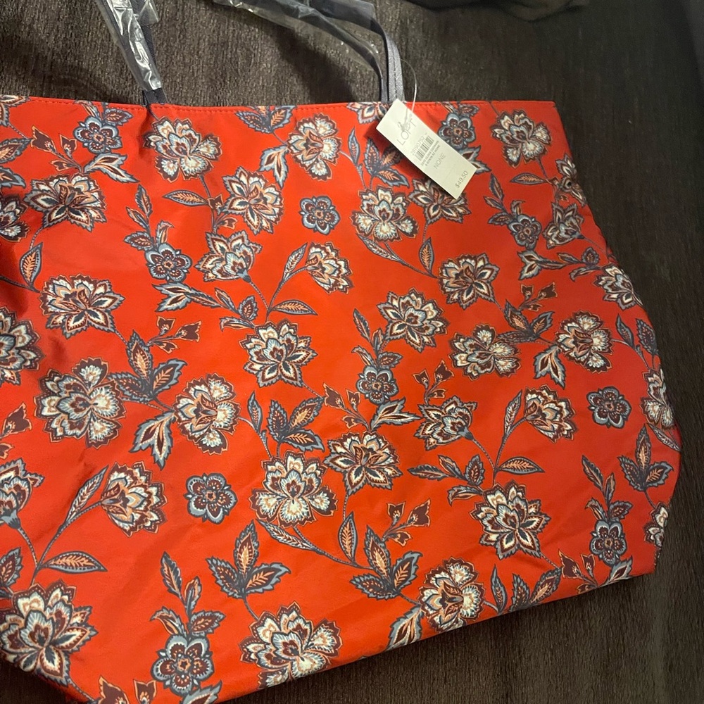 NWT beautiful Tote bag with floral print .